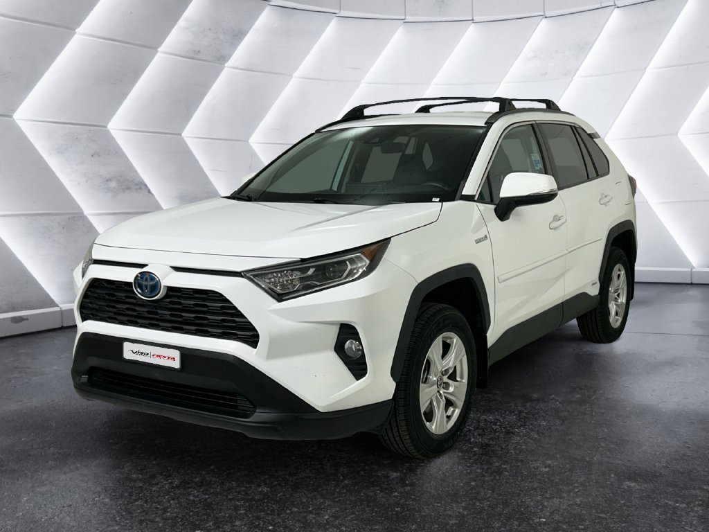 Used 2021 White Toyota XLE image 3