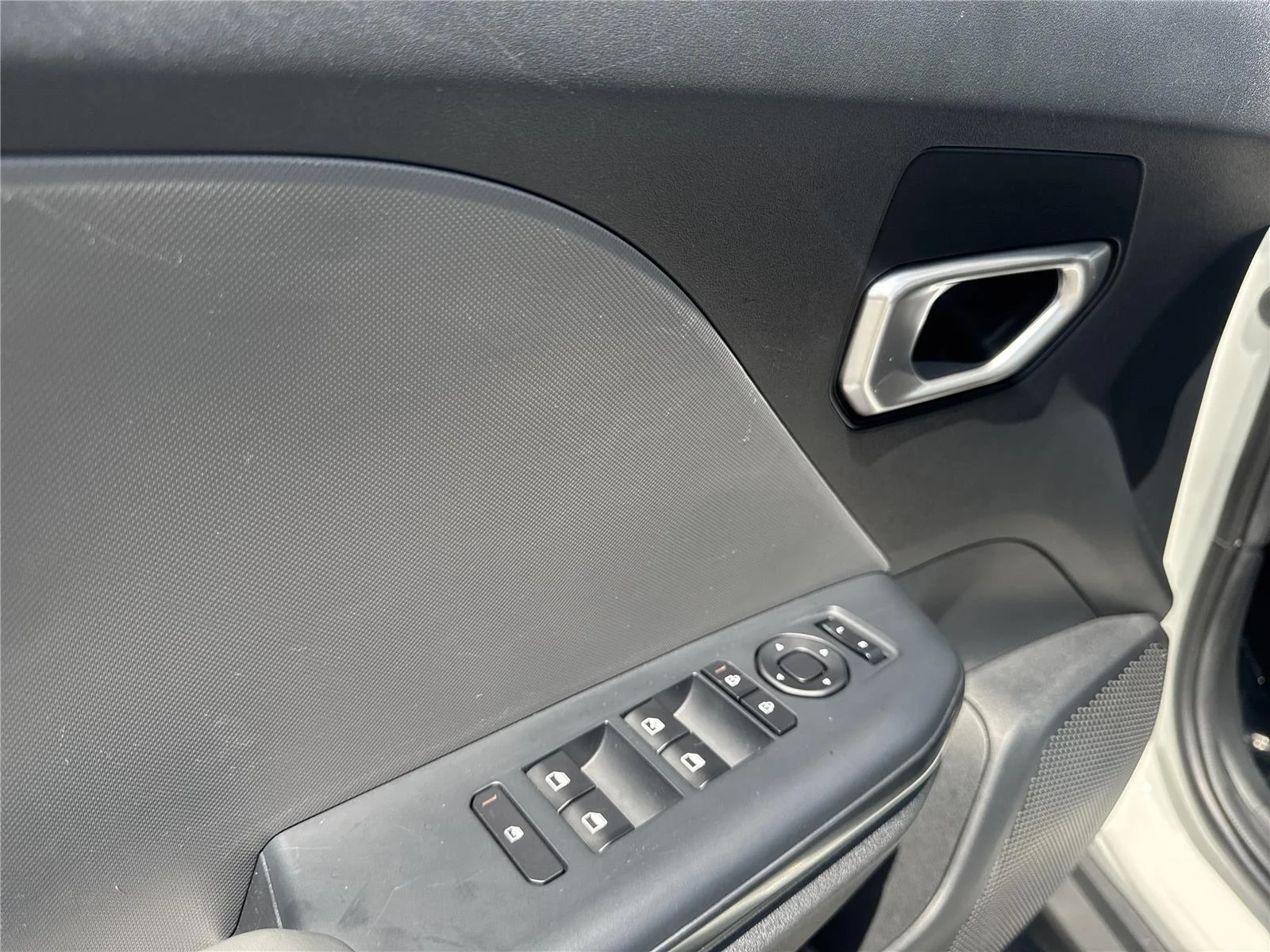 Used 2025 Snow White Pearl Kia LXS image 17