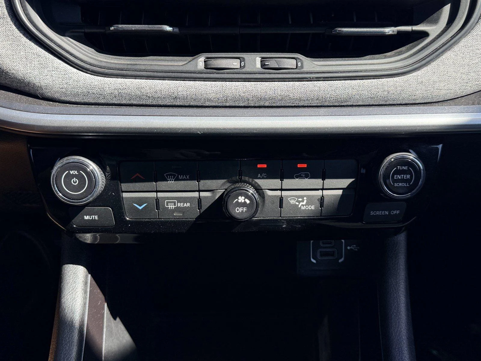 Used 2024 Silver Zynith Met Jeep Latitude image 20