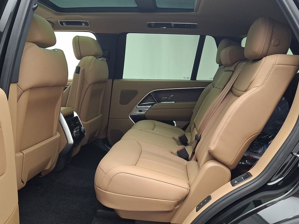 New 2026 Santorini Black Metallic Land Rover SE image 6