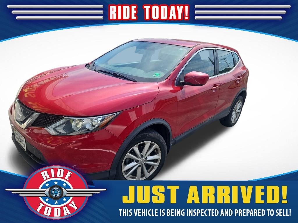 Used 2018 Red Nissan S image 1