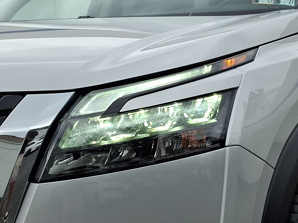 Used 2025 Silver Nissan SL image 9