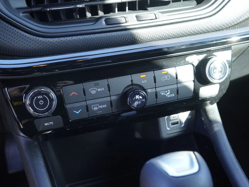 New 2026 Bright White Clearcoat Jeep Latitude image 18
