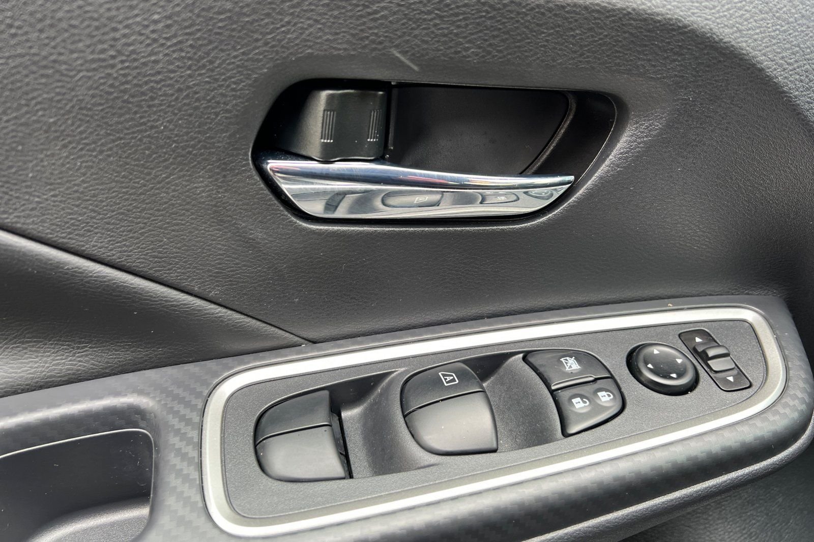 2025 Nissan Versa Sedan SR - Photo 12