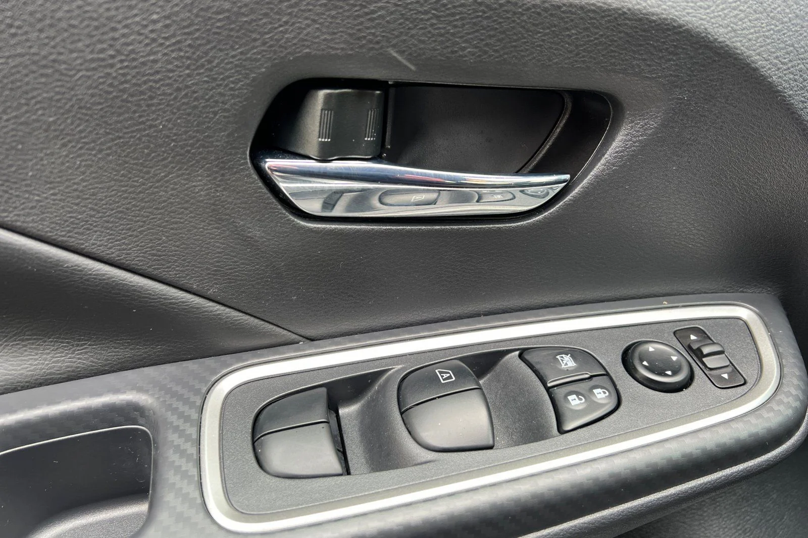 2025 Nissan Versa Sedan SR - Photo 12