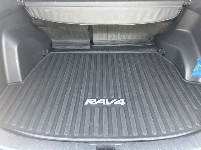 Used 2021 Silver Toyota XLE Premium image 18
