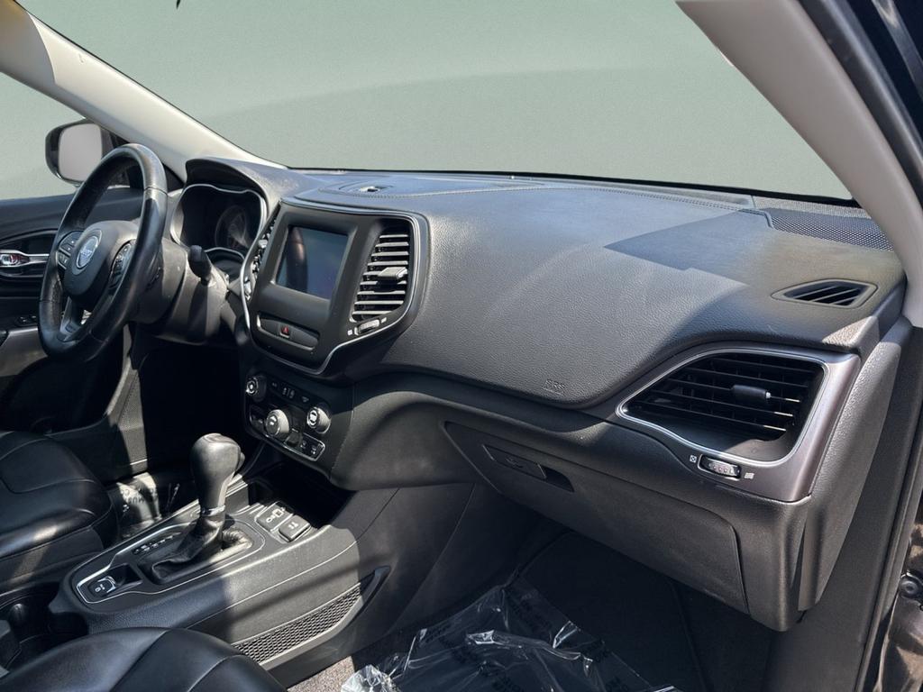 Used 2019 Black Jeep Latitude Plus image 36
