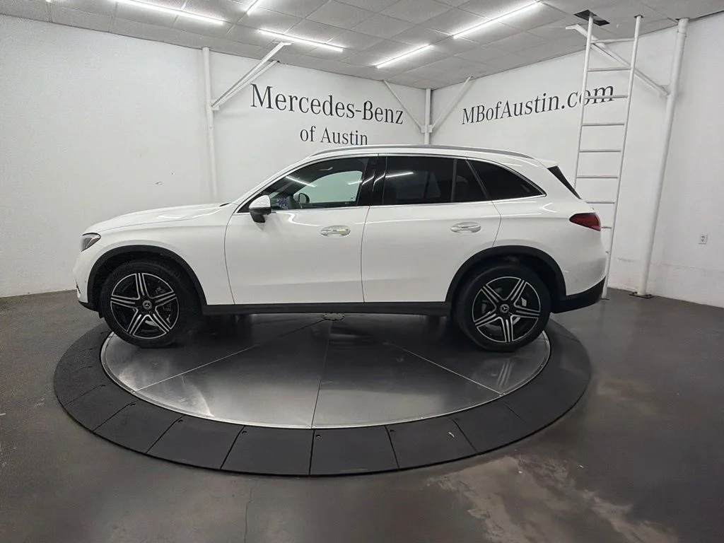New 2027 White Mercedes-Benz GLC 300 image 4