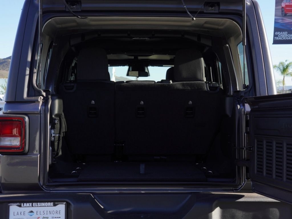 New 2026 Granite Crystal Metallic Clear-Coat Exterior Paint Jeep Sport S image 5