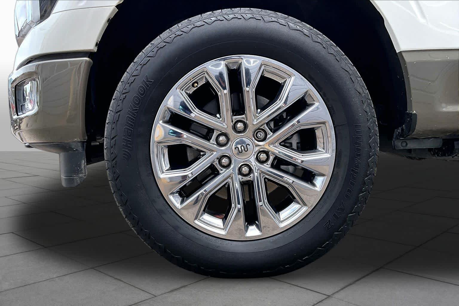 Used 2025 Star White Metallic Tri-Coat/Marsh Gray Ford King Ranch image 11