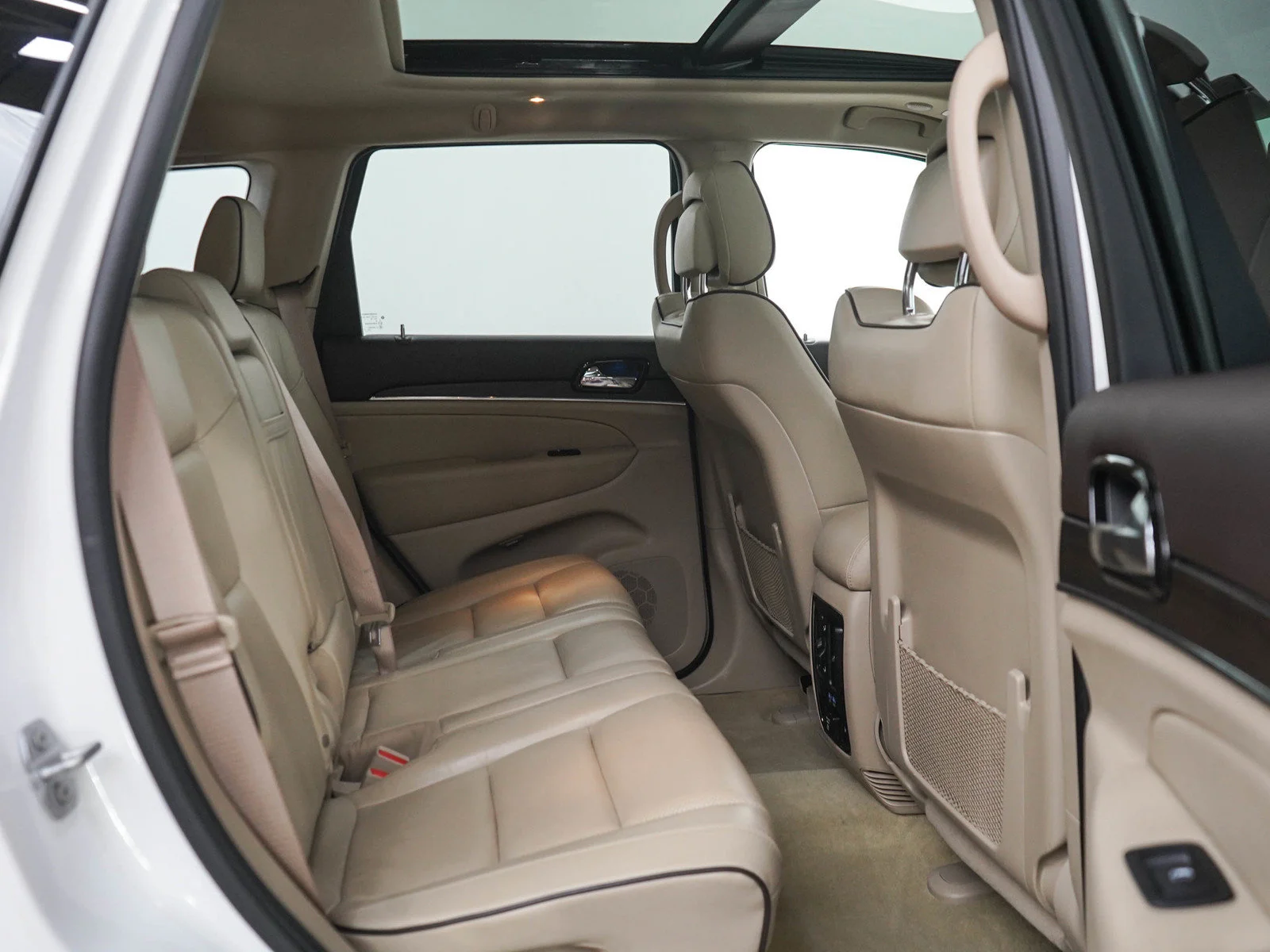 Used 2021 Ivory 3-Coat Jeep Overland image 12