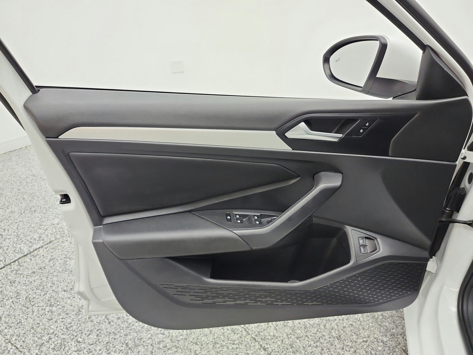 Used 2021 Pure White Volkswagen R-Line Auto image 14