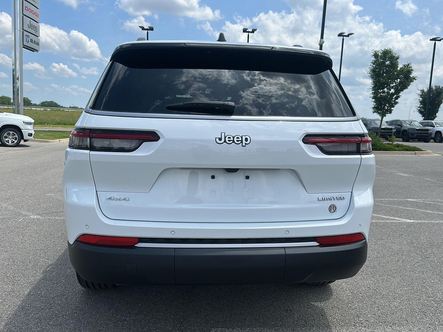 New 2026 Bright White Clear-Coat Exterior Paint Jeep Limited image 3