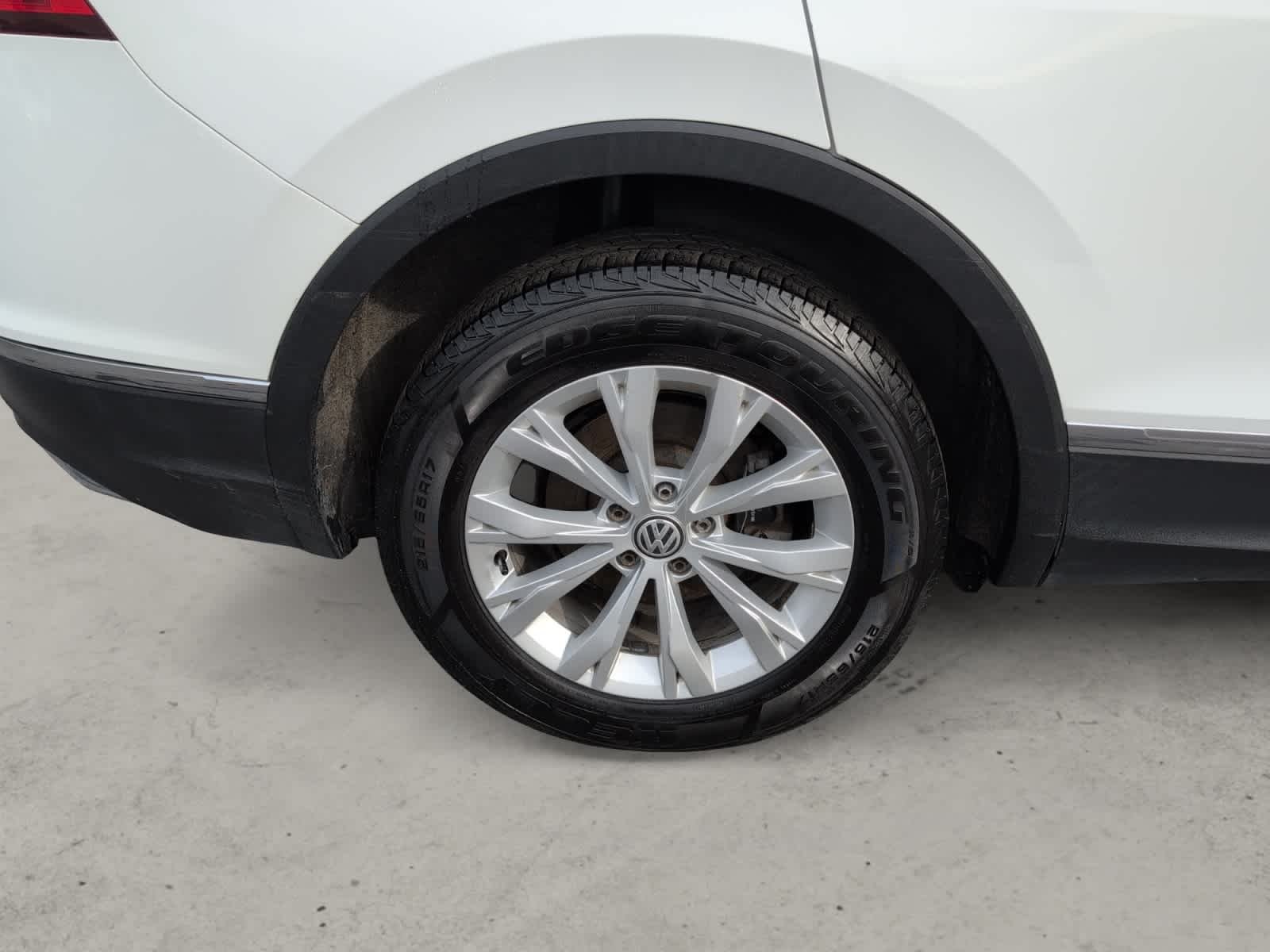 Used 2018 Pure White Volkswagen SE image 14