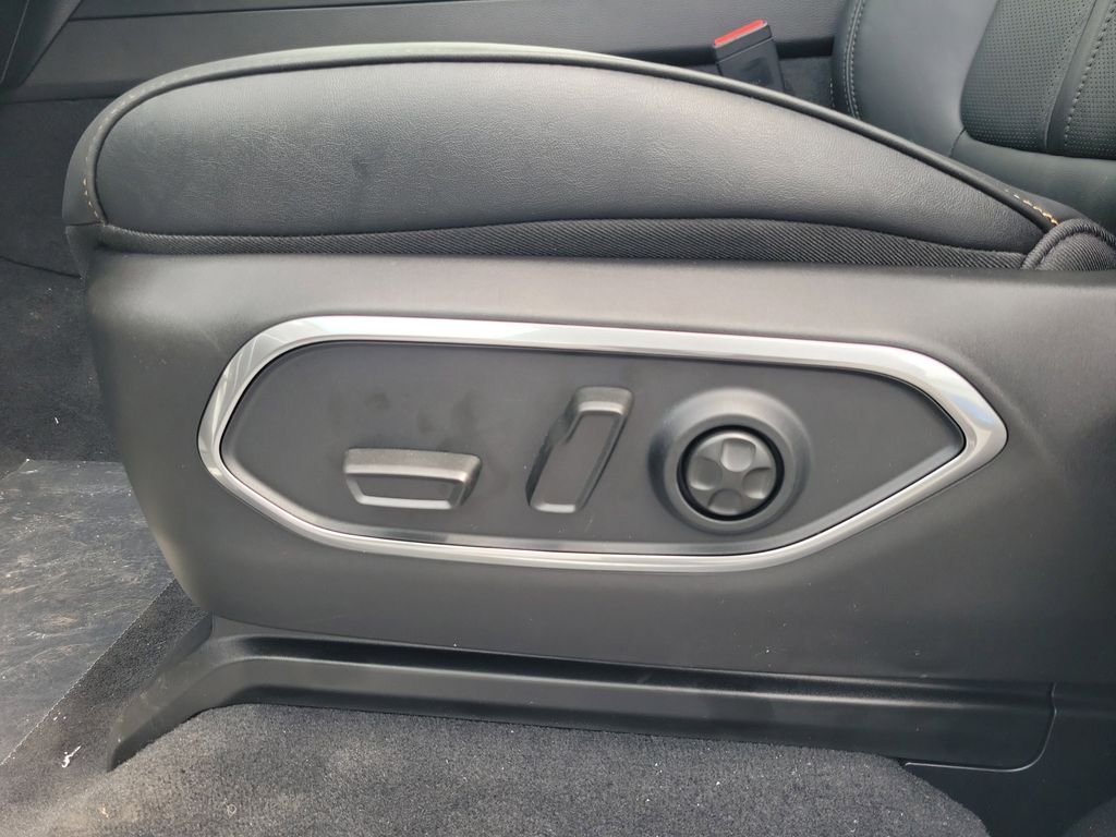 New 2026 Bright White Clear-Coat Exterior Paint Jeep  image 23