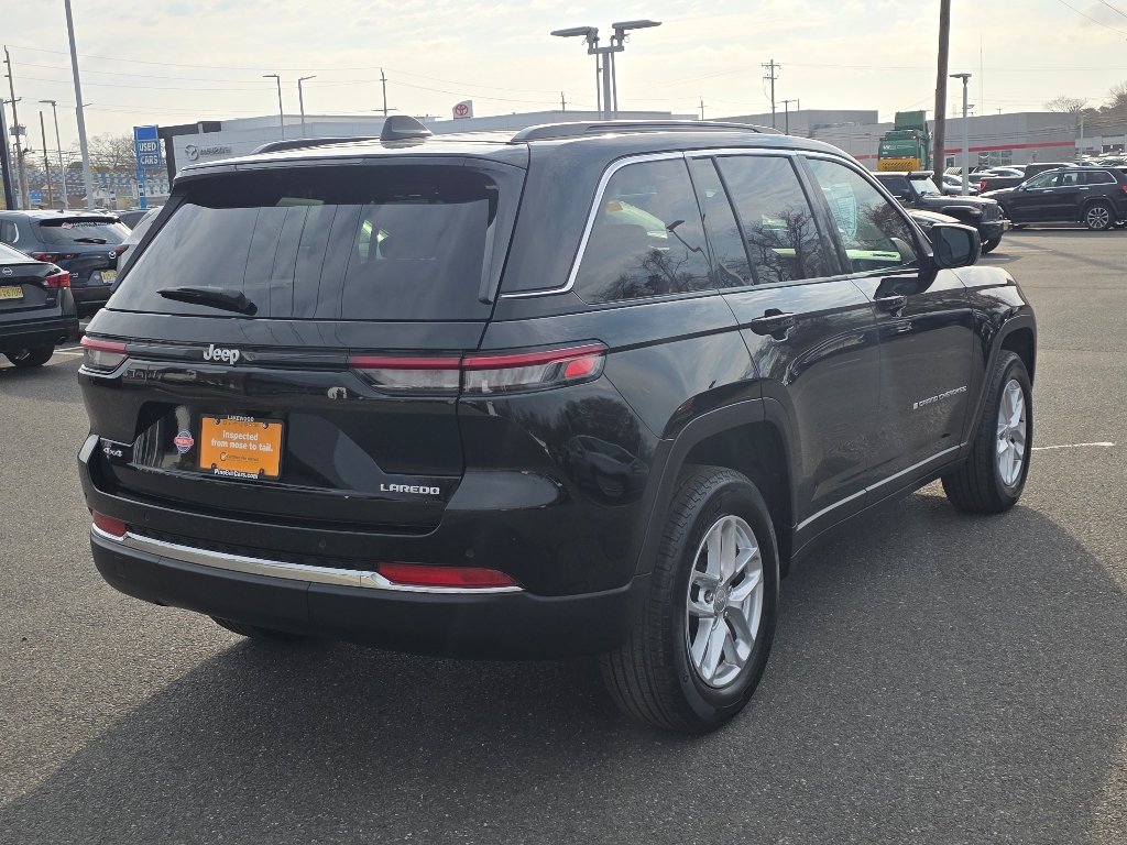 Used 2025 Diamond Black Crystal Pearl Coat Jeep Laredo X image 16