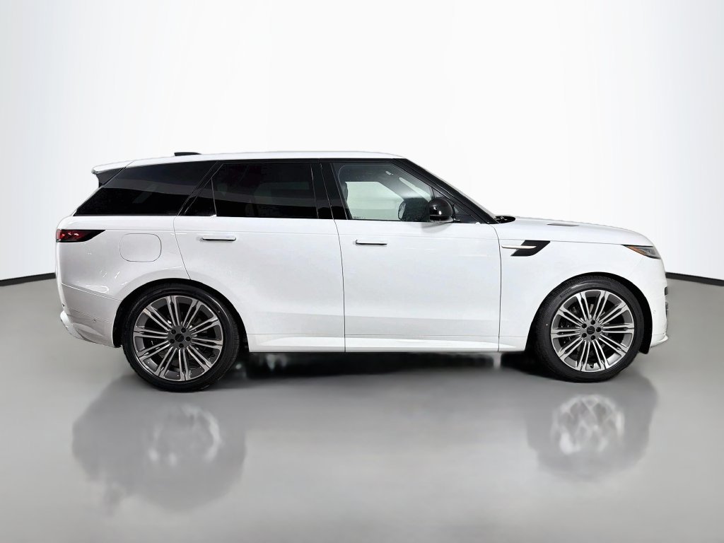 New 2027 Fuji White Land Rover Dynamic SE image 4