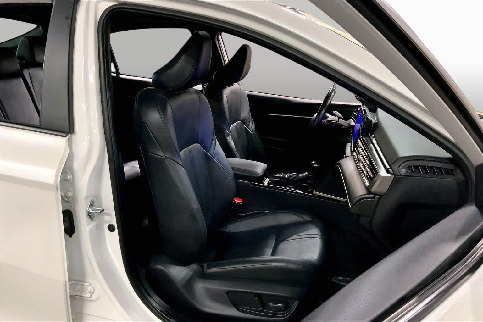 Used 2025 Wind Chill Pearl Toyota XSE image 9