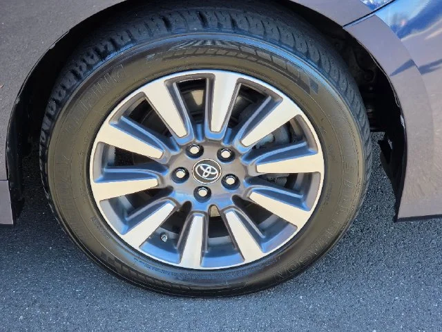 Used 2018 Beige Toyota XLE image 9