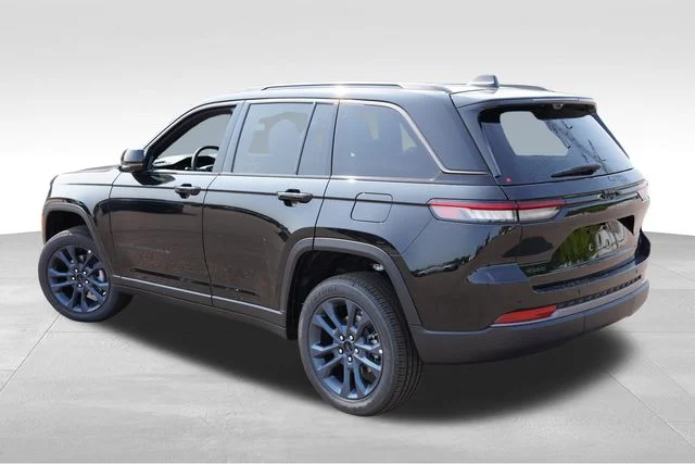 New 2026 Diamond Black Crystal Pearl-Coat Exterior Paint Jeep Limited image 5