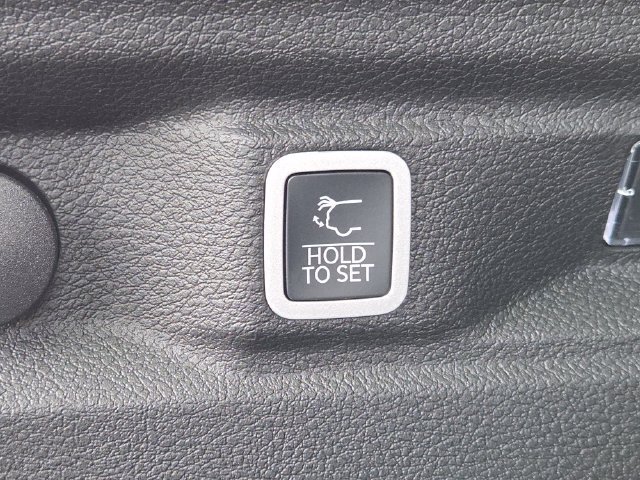 New 2026 Bright White Clear-Coat Exterior Paint Jeep Laredo image 20