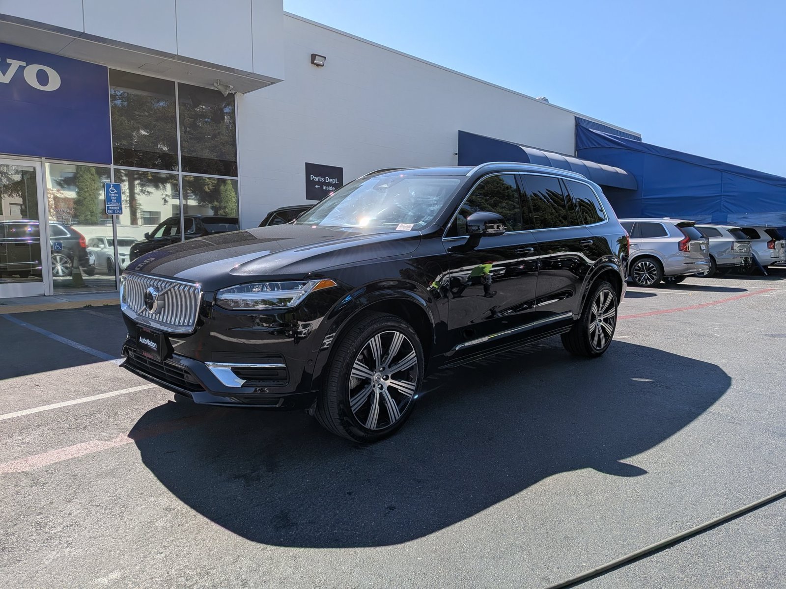 Used 2024 Onyx Black Metallic Volvo Ultimate Bright Theme image 1