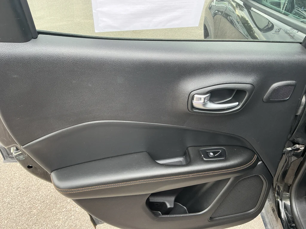 Used 2018 Diamond Black Crystal Pearlcoat Jeep Limited image 17