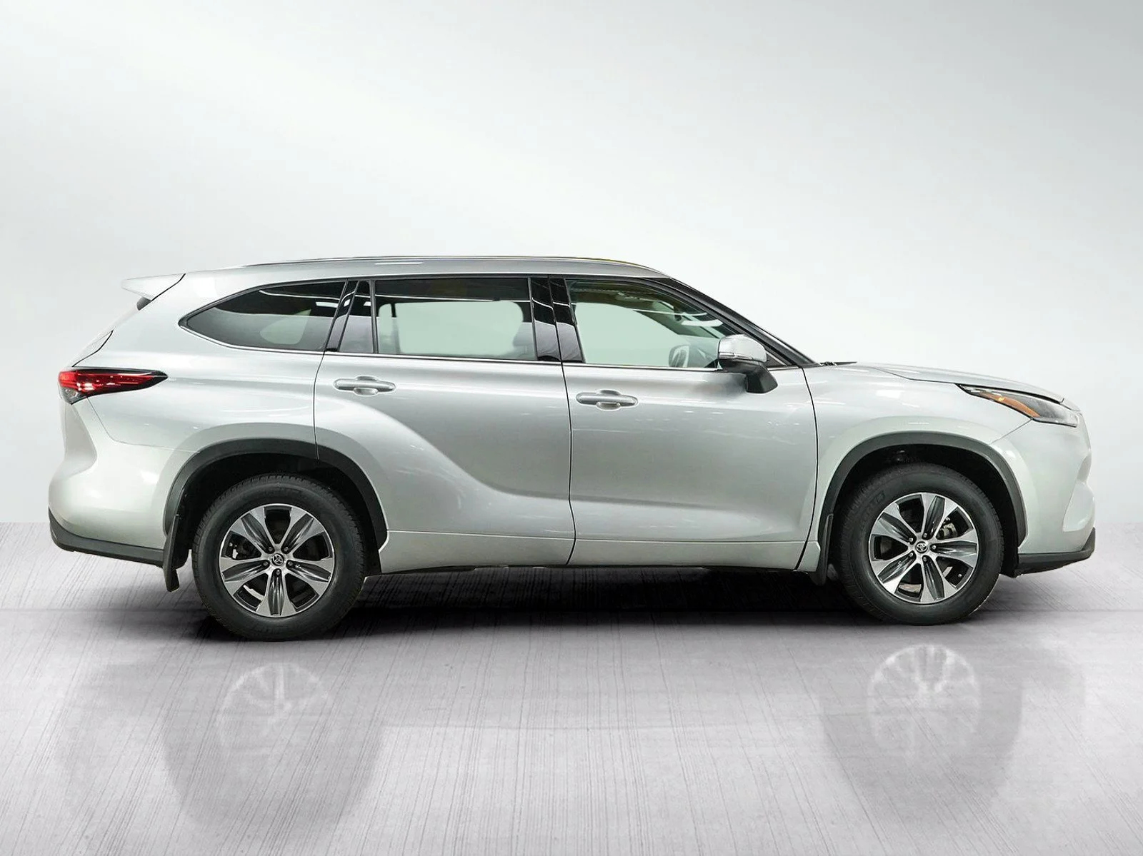 Used 2021 Silver Toyota 4D WAGON XLE AWD image 6