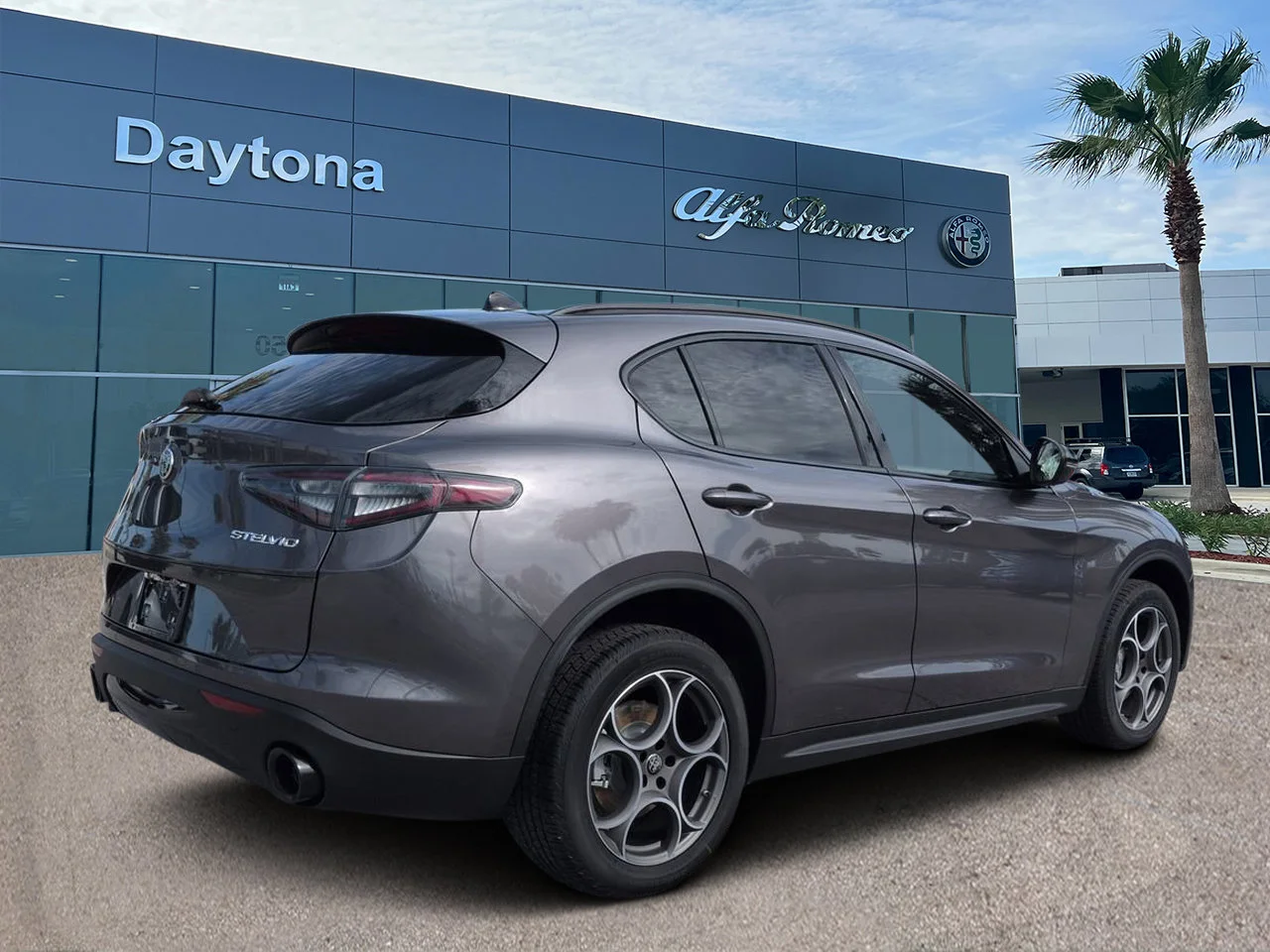 New 2026 Vesuvio Gray Metallic Exterior Paint Alfa Romeo  image 3