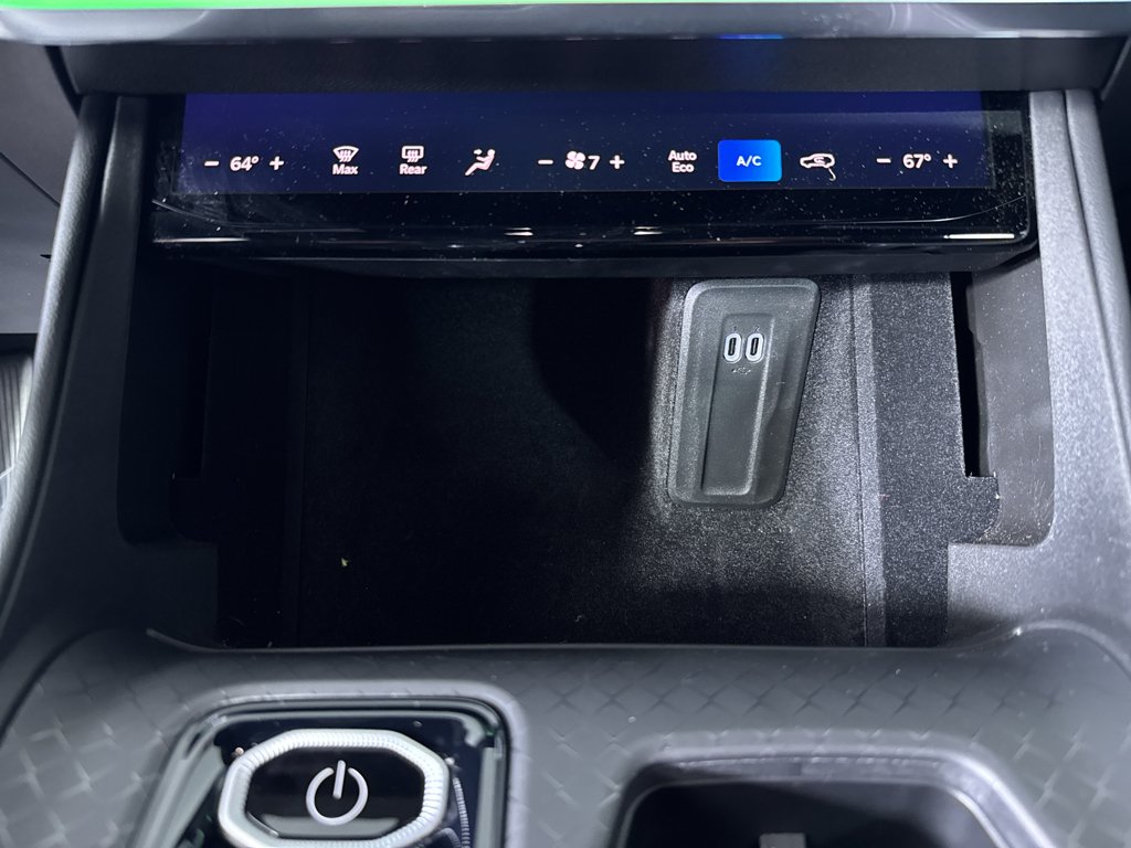 Used 2025 Diamond Black Crystal Pearlcoat Jeep Limited image 27