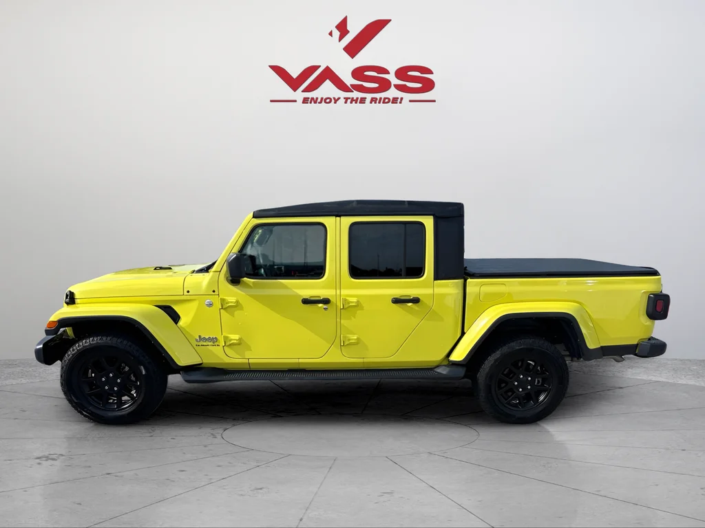 Used 2023 High Velocity Clearcoat Jeep Overland image 2