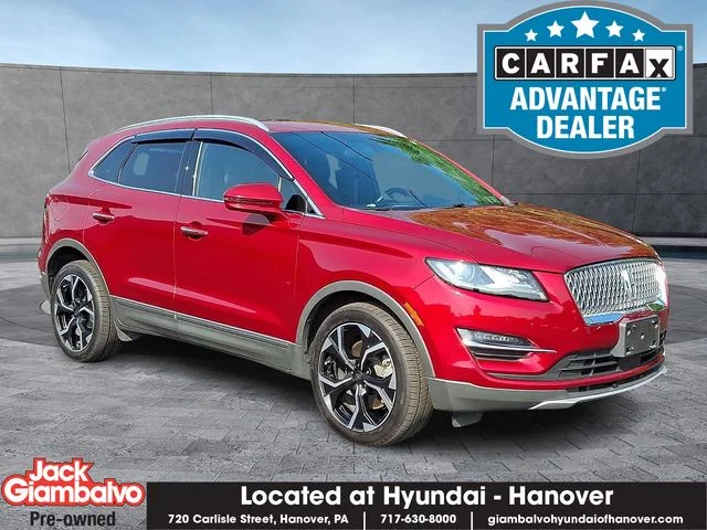 Used 2019 Red Lincoln Reserve image 1