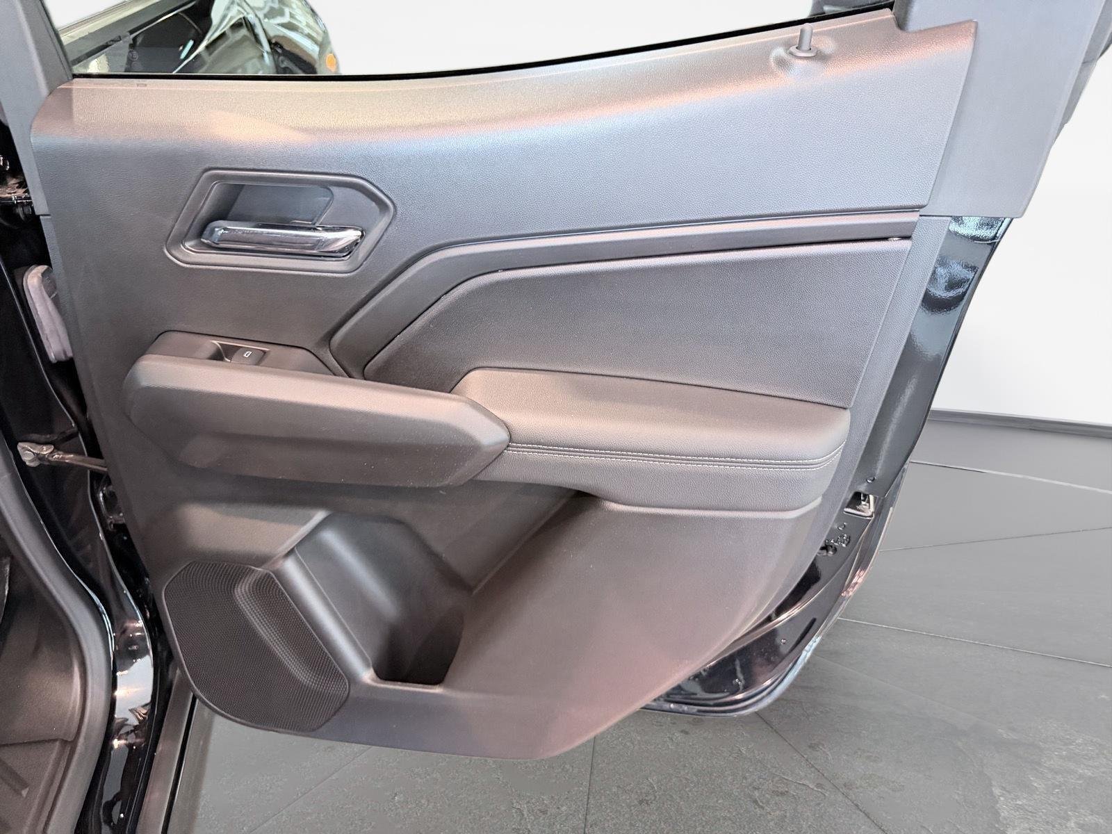 Used 2025 Onyx Black GMC Elevation image 25