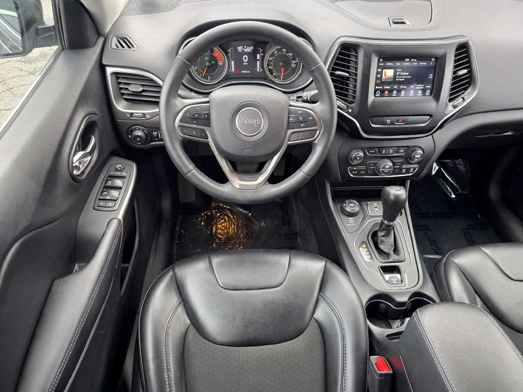 Used 2019 Gray Jeep Latitude Plus image 29