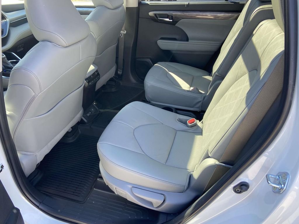 2026 Toyota Highlander Platinum - Photo 19
