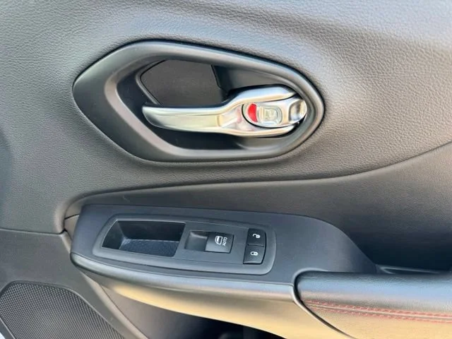 Used 2020 Silver Jeep Trailhawk 4x4 image 24