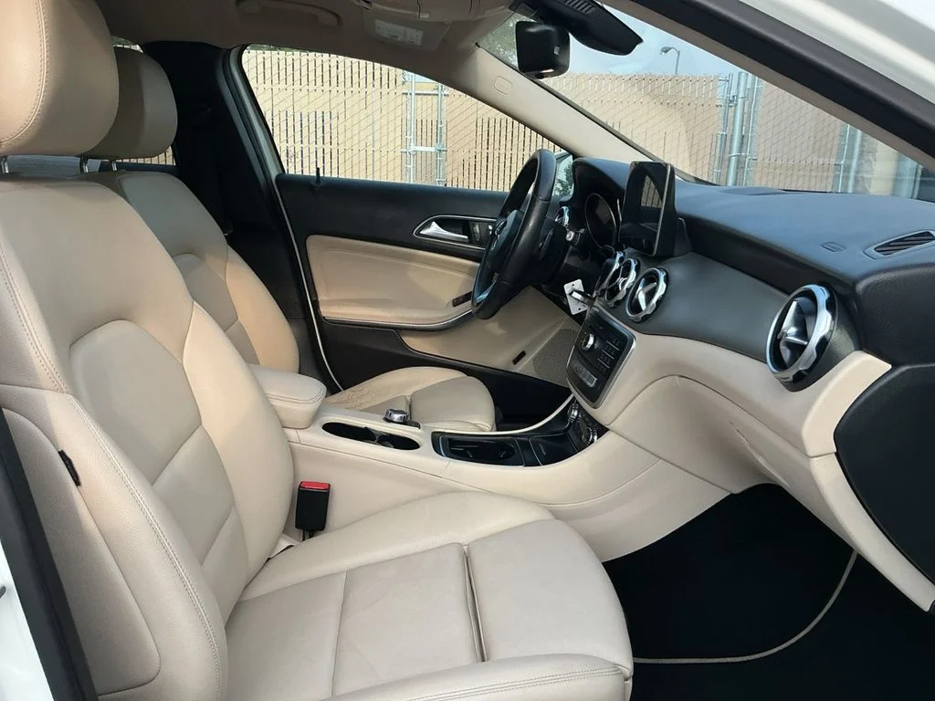Used 2018 White Mercedes-Benz GLA 250 image 26