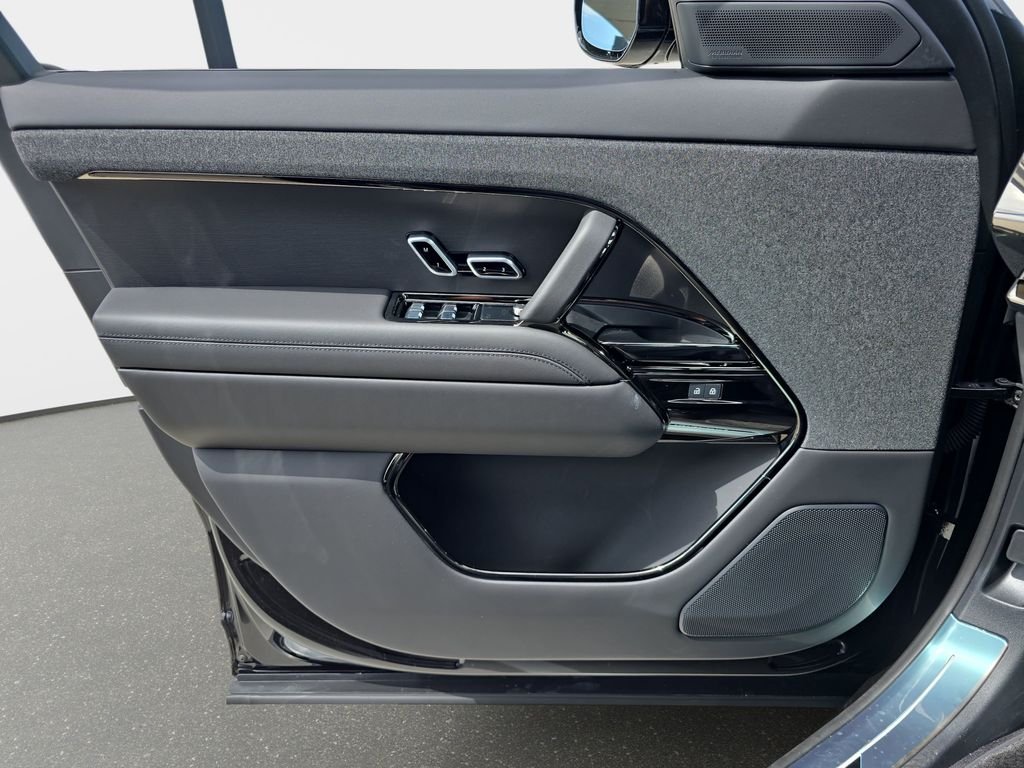 New 2026 Obsidian Black in Gloss Finish Land Rover Autobiography image 29