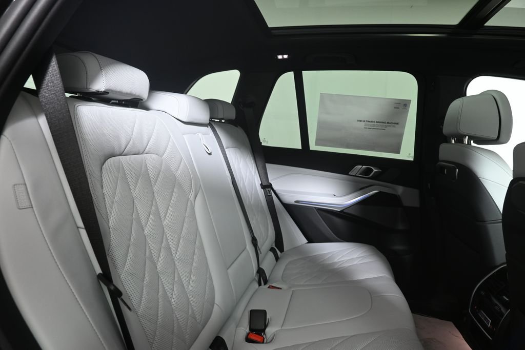 New 2026 Black Sapphire Metallic BMW xDrive50e image 33