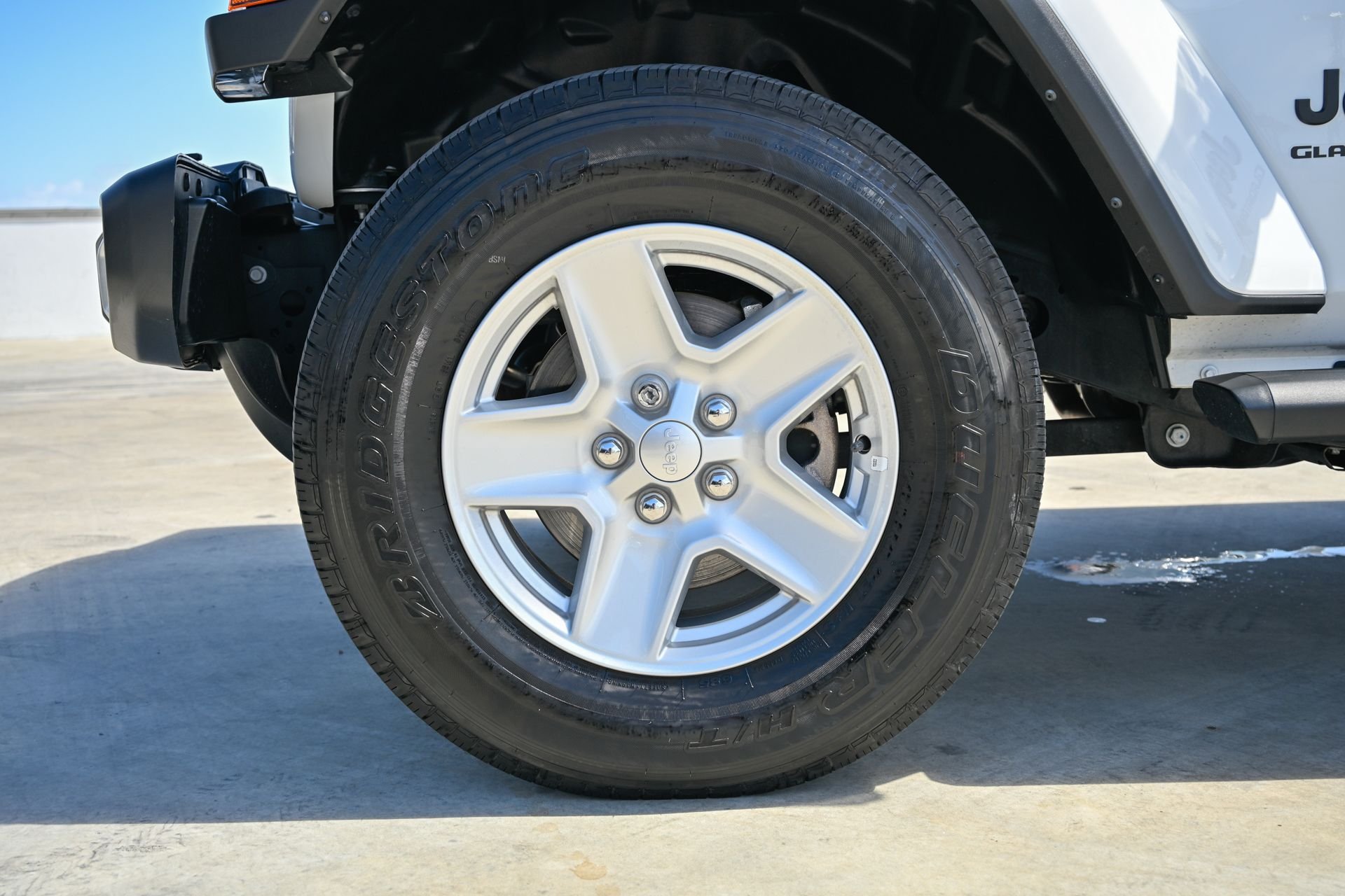 Used 2023 White/off-white Jeep Sport S image 36