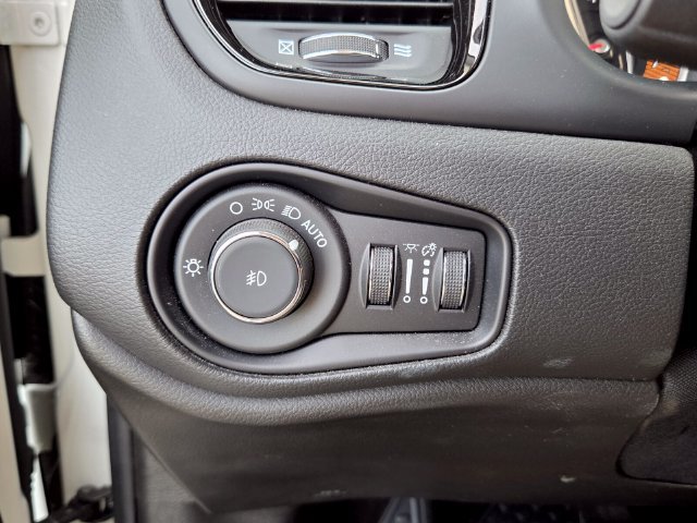 Used 2023 White Jeep Altitude image 32