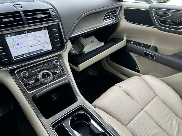 Used 2017 Green Lincoln Select image 33