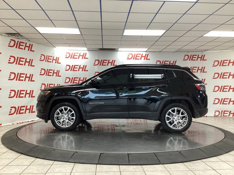 Used 2022 Black Jeep Latitude Lux image 4