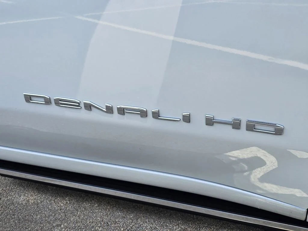 Used 2023 White Frost Tricoat GMC Denali image 8
