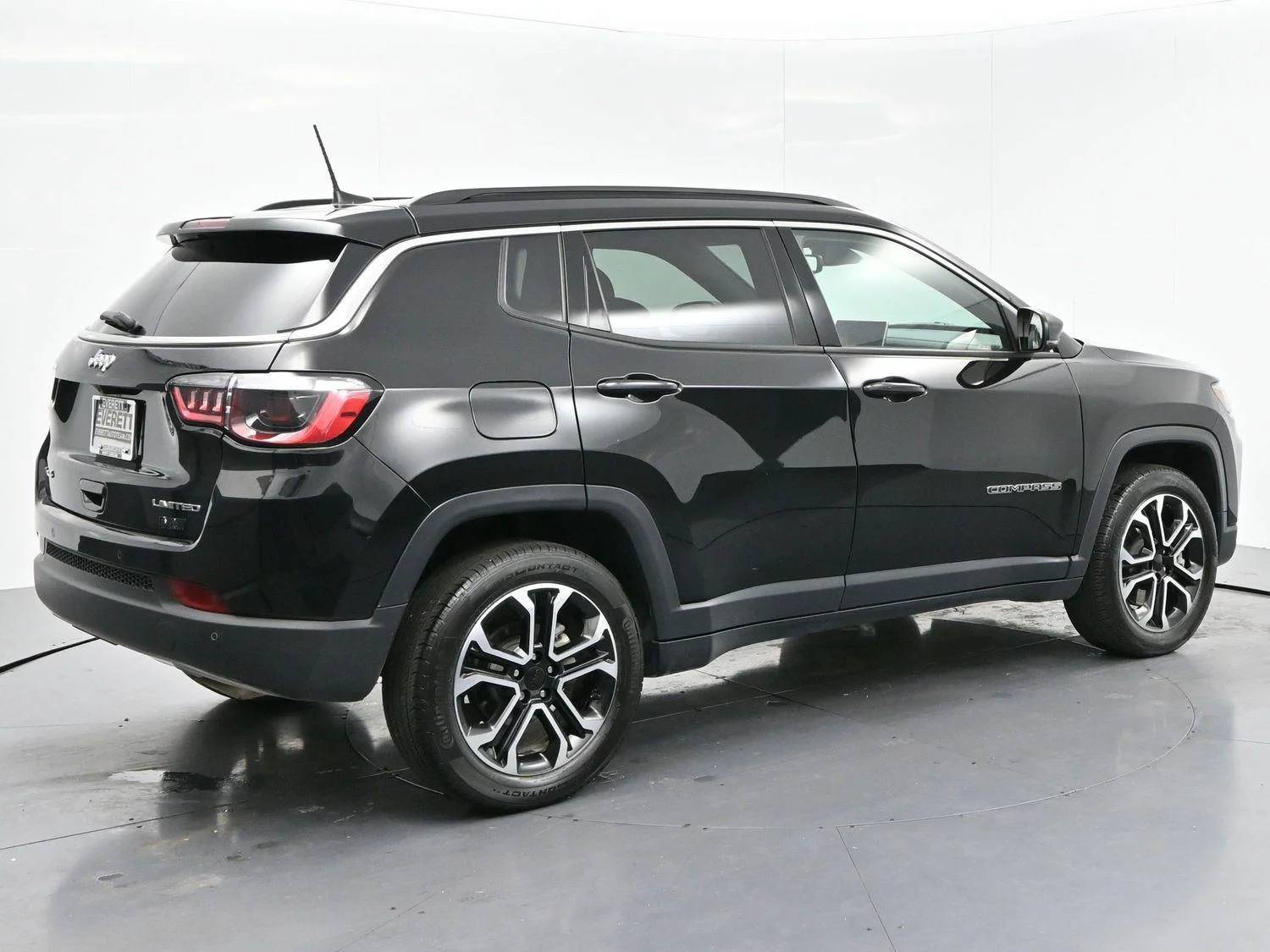 Used 2023 Diamond Black Crystal Pearlcoat Jeep Limited image 7