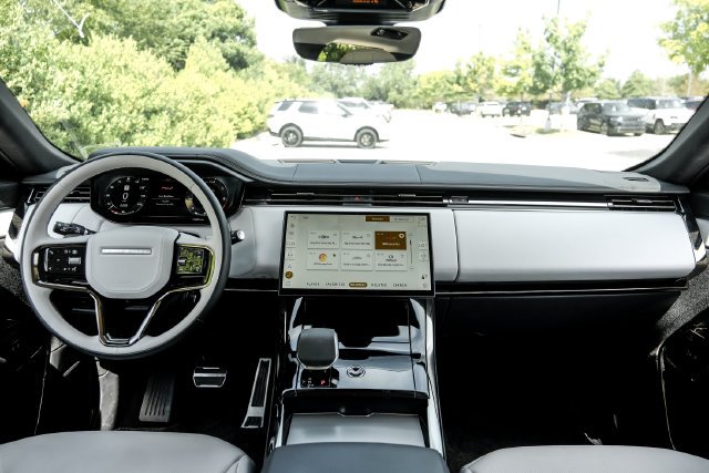 Used 2024  Land Rover Dynamic SE image 16