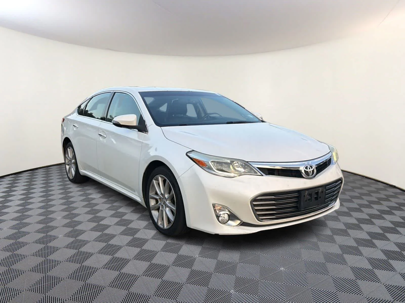 Used 2014 Blizzard Pearl Toyota Limited image 4