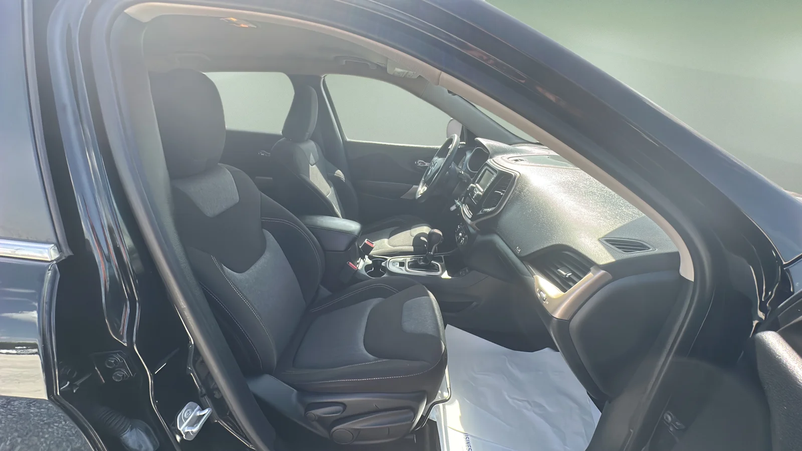 Used 2018 Black Jeep Latitude image 16