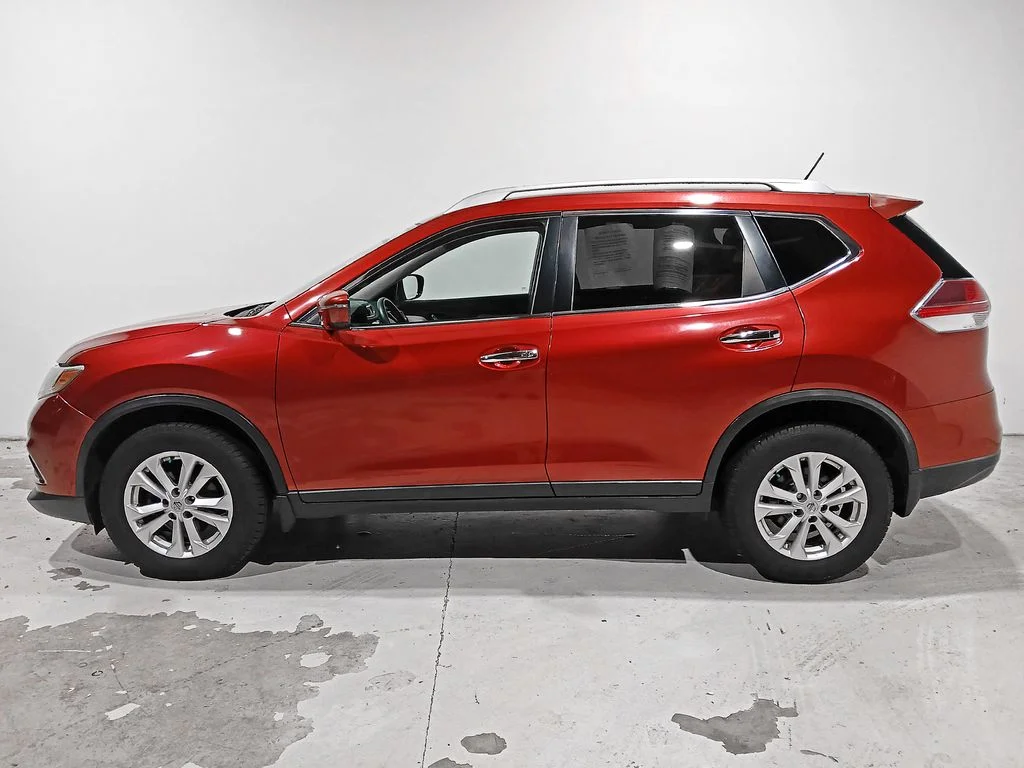 Used 2016 Red Nissan SV image 4