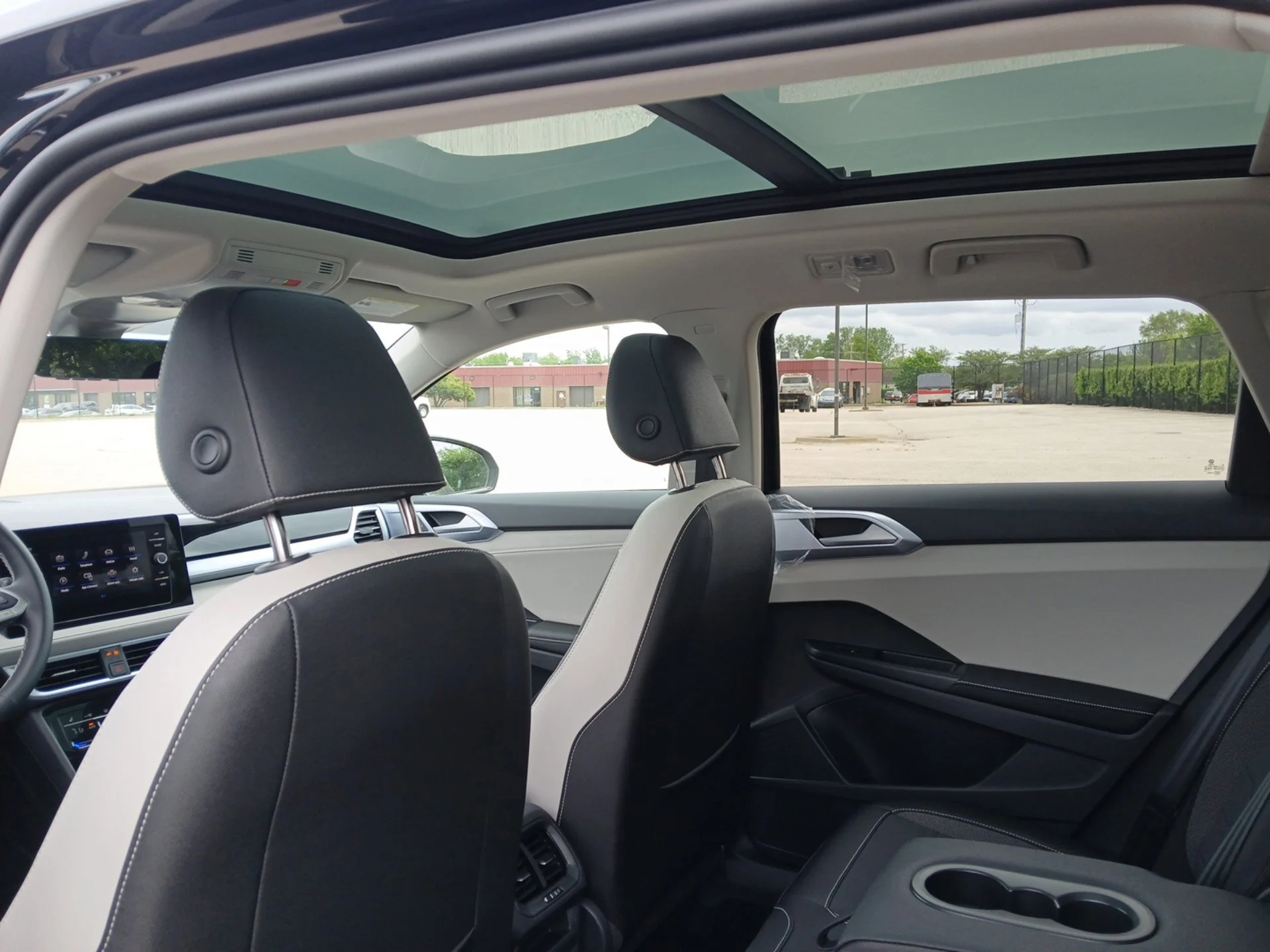New 2026 Deep Black Pearl Volkswagen 1.5T SE image 21
